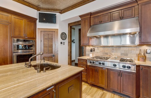 Villa Primera House | Rare Luxe Waterfront Find! Stay 4/25-4/28 or 6/14-6/21 |Huge Infinity Pool & Hot Tub |Golf Carts