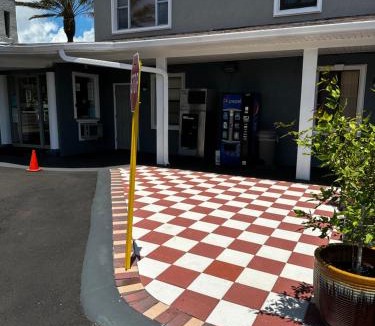 South Daytona Hotel | Red Carpet Inn Daytona Beach