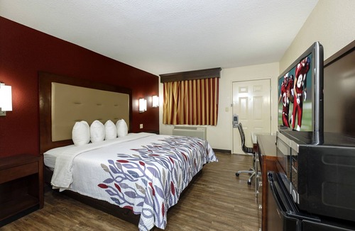 Columbus Hotel | Red Roof Inn Columbus, MS