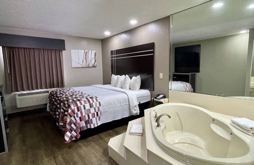 Richland Hotel | Red Roof Inn & Suites Jackson - Richland