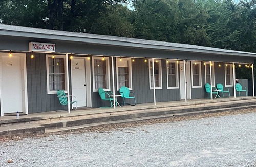 Mead Cabin | Reel Em Inn: Cozy, Clean, 1 Mile from Lake Texoma! Perfect for Weekend Getaways