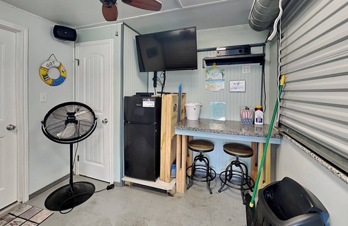 Jamaica Beach House | Reel Paradise | Pet Friendly, Waterfront, Pool!