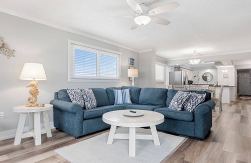 Crescent Beach Condo | Regency Towers~ 3bed2Bath~Poolside Tiki bar~Sleeps 10