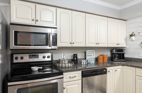 Crescent Beach Condo | Regency Towers~ 3bed2Bath~Poolside Tiki bar~Sleeps 10