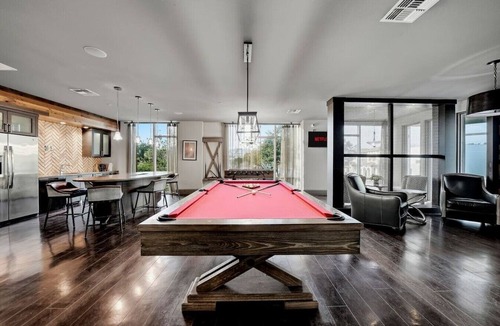 Courier City - Oscawana Apartment | Relax & Recharge | 2 King Beds | Pool Gym Yoga