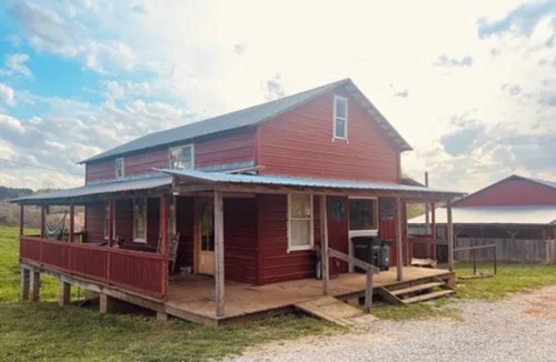 Pontotoc House | Relax to the hum of alpacas just off the balcony of this former Amish store