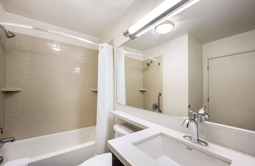Baymeadows House | Relaxation Retreat in Jacksonville! 3 Modern Units, Pets Allowed, Full Kitchen!