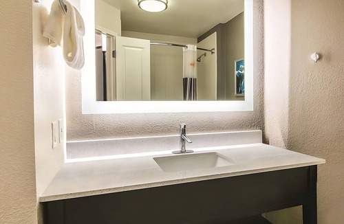 Orlando Hotel | Relaxing Queen Room near UCF w/Pool Access – Short Walk