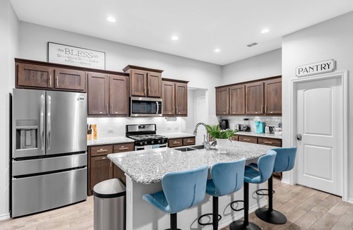 Grand Prairie House | Relaxing Retreat with HOT TUB & Pool. Fun in a Cozy Home .