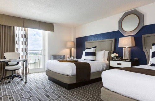 League City Hotel | Relaxing Room with Swimming Pool & Nautical Décor for a Perfect Getaway