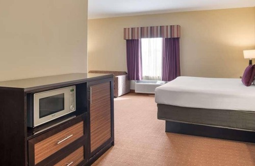 Saint Landry House | Relaxing Stay at Knights Inn Bunkie! Pool, Free Parking, Free Breakfast