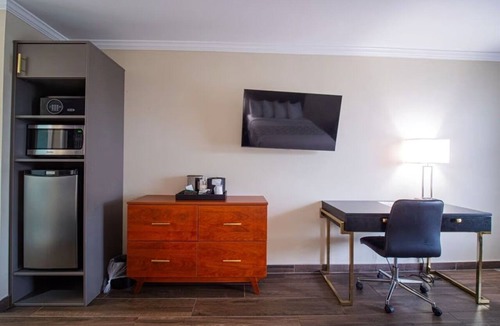 Ocala Hotel | Relaxing Stay in Florida! 2 Comfortable Units, Free Breakfast, Onsite Pool