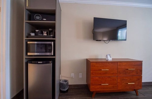 Ocala Hotel | Relaxing Stay in Florida! 2 Comfortable Units, Free Breakfast, Onsite Pool