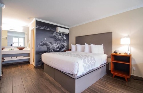 Ocala Hotel | Relaxing Stay in Florida! 2 Comfortable Units, Free Breakfast, Onsite Pool