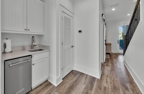 Delos House | Remodeled Beachfront⛵️⛵️Frangista's Finest 5BR😎EV Charger🐠Splash Pool🦀Arcade Game
