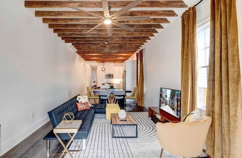 Saint Thomas Development Apartment | Renovated 3BR LGD home near Magazine St. Walk to cafés, streetcar to FQ & Dome.