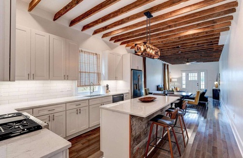 Saint Thomas Development Apartment | Renovated 3BR LGD home near Magazine St. Walk to cafés, streetcar to FQ & Dome.