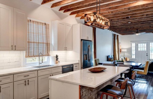 Saint Thomas Development Apartment | Renovated 3BR LGD home near Magazine St. Walk to cafés, streetcar to FQ & Dome.