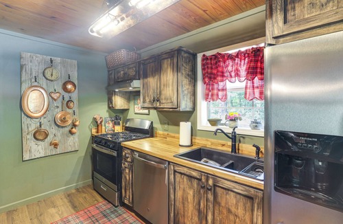 Scobey Cabin | Renovated Cabin on 15 Forested Acres in Tillatoba!