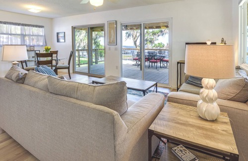 Crescent City Cottage | Renovated Crescent Lake Escape w/Waterfront Deck!