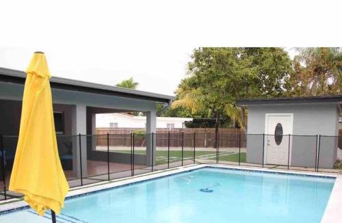 Ludlam Apartment | Renovated Grand Villa Paradise Amazing pool, BBQ & Ping Pong