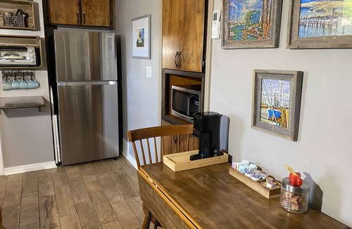 Gulf Breeze Apartment | Renovated Private Unit, Patio, Private yard, Shared Pool 90 Minimum Stay