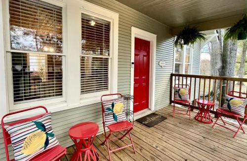 Lafayette House | Renovated Waterfront Cottages Ideal for Families or Groups in Louisiana