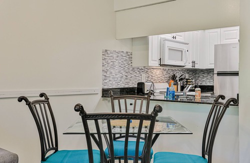 Central Naples Apartment | Resort condo with fast WiFi, AC & snowbird-friendly