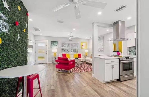 South Pinellas Community Council House | Resort Home + Pink Bungalow -7 Hole Putting Green