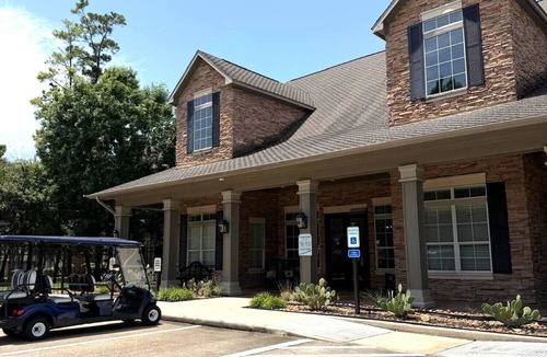 College Park Apartment | Resort-Style 1BR Pool, Gym & Movie Theater