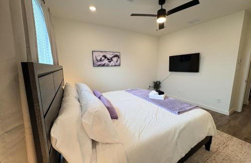 Barrett House | Resort-Style 3BR Near Angel Lagoon