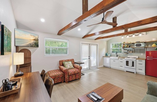 East Naples Cottage | Retro - Chic Cottage Just 8 Min to 5th Ave & Beach