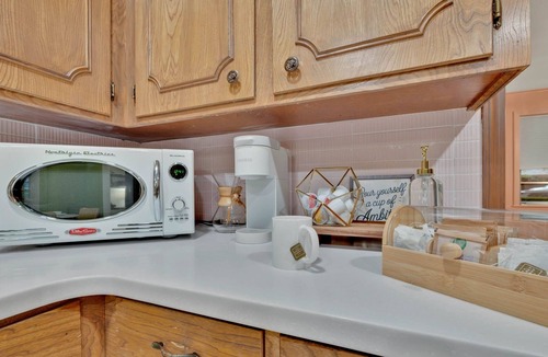 Springlake House | Retro Time Capsule · Mid-Century 3BR · Sleeps 9