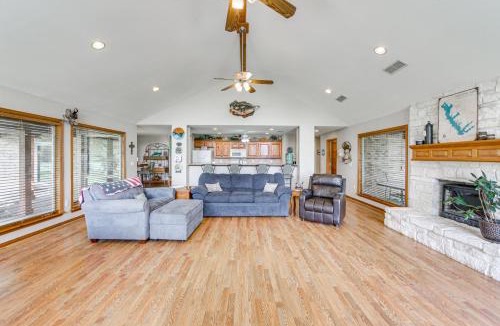 Log Cabin House | ‘Rhodes Retreat’ w/Dock on Cedar Creek Lake!