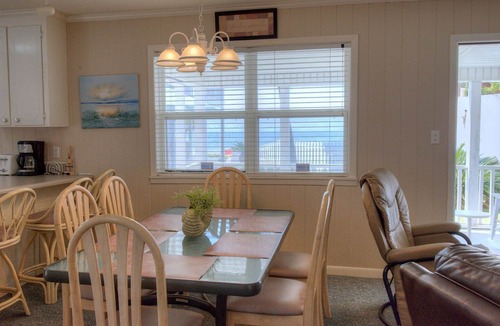 Bahama Beach Cottage | RIGH ON THE BEACH, PRIVATE UPPER COTTAGE, 2BD2BA, XL Deck, FREE Private Parking