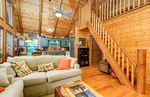 McComb Cabin | ❤️ River fun, log cabin, family/couples retreat!