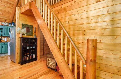 McComb Cabin | ❤️ River fun, log cabin, family/couples retreat!