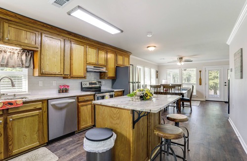Saint Amant House | Riverfront Family Retreat w/Yard in Saint Amant