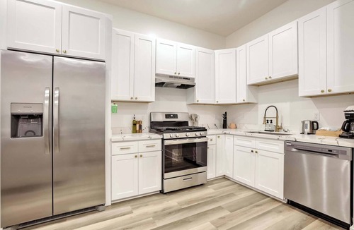 Arts/Warehouse District Apartment | Roami at Churchill | 5 Bed Combo | 2 Units