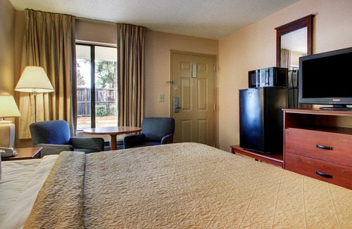 Tougaloo Hotel | Rodeway Inn North Ridgeland