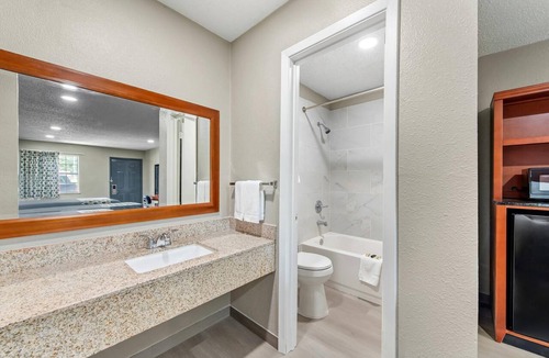 Jefferson Hotel | Rodeway Inn & Suites Jefferson