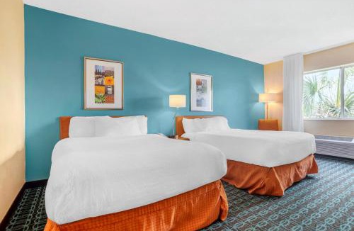 Ferry Pass Hotel | Rodeway Inn