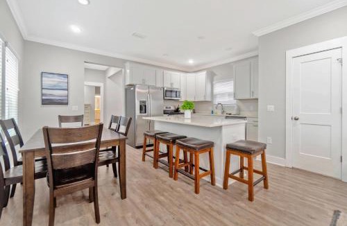 South Pensacola House | Romana Hideaway & Juliet Haven -Family Friendly, Downtown Pensacola!