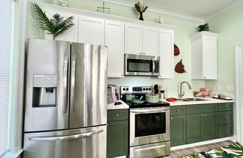 Gulfport Cottage | Romantic Beach Getaway/Walk to the Beach