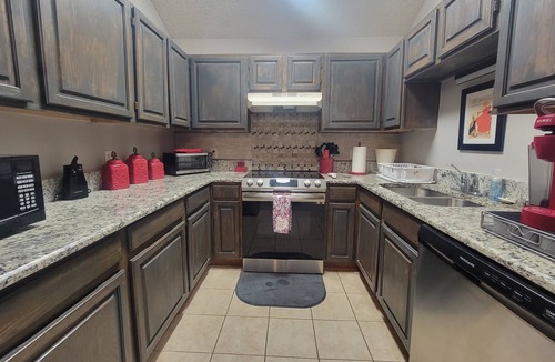 Fort Worth House | Romantic Get-Away Located Central to Shopping, Dining & Entertainment!