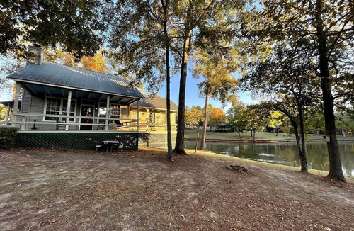 Zwolle Cabin | Romantic Luxury Cabin with Jacuzzi Whirlpool & Pond View Near Zwolle, Louisiana