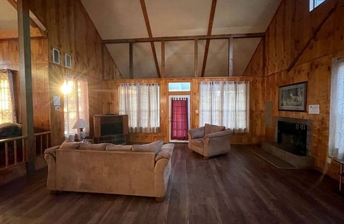 Zwolle Cabin | Romantic Luxury Cabin with Jacuzzi Whirlpool & Pond View Near Zwolle, Louisiana