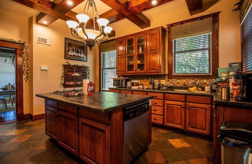 Sulphur Springs Hotel | Room Rental Near Downtown Sulphur Springs - Historic Mitchell House