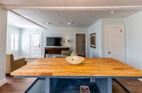 Fort Payne House | Roomy Retreat close to parks, camps, camping. Walk to quaint shops & VFW.