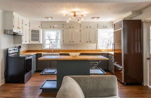 Fort Payne House | Roomy Retreat close to parks, camps, camping. Walk to quaint shops & VFW.